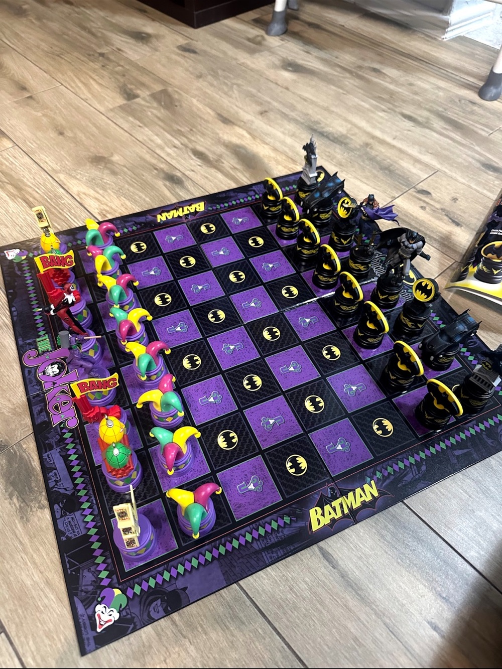 Batman Chess Set - The Joker Edition (Purple, Black, Yellow) - Picture 5 of 6